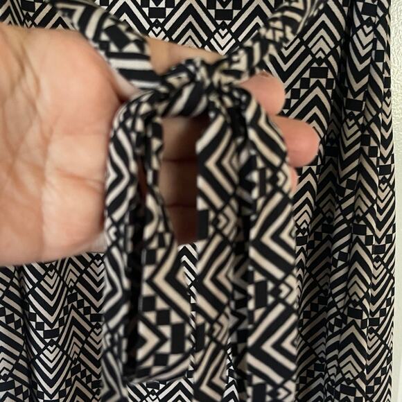 AUW Women’s Dress Black & Gray Cute Detail on Sleeve Size 6 - Picture 3 of 7